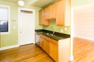 736 W Addison St, Unit A09W in Chicago, IL - Building Photo - Building Photo