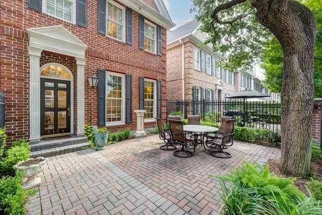 5124 Chevy Chase Dr in Houston, TX - Building Photo - Building Photo