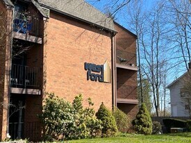 183 Loomis Dr, Unit 121 in West Hartford, CT - Building Photo