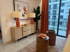 2001 Van Buren St in Hollywood, FL - Foto de edificio - Building Photo