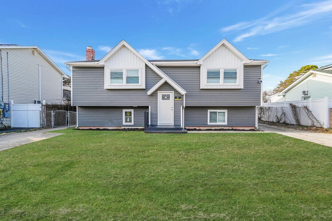 91 Gordon Ave in West Babylon, NY - Building Photo