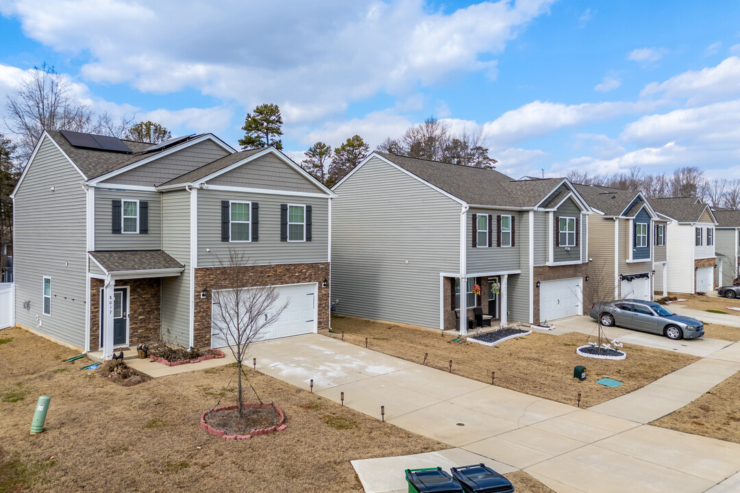 7001 W Sugar Creek Rd in Charlotte, NC - Building Photo