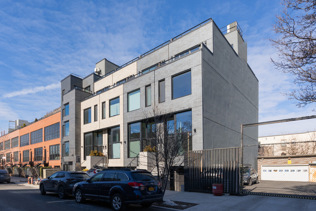 55-61 Summit St in Brooklyn, NY - Building Photo