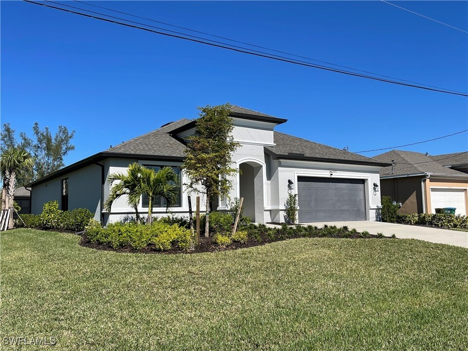 3801 SW 3rd St in Cape Coral, FL - Foto de edificio