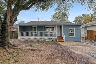 7028 St Augustine St in Houston, TX - Building Photo