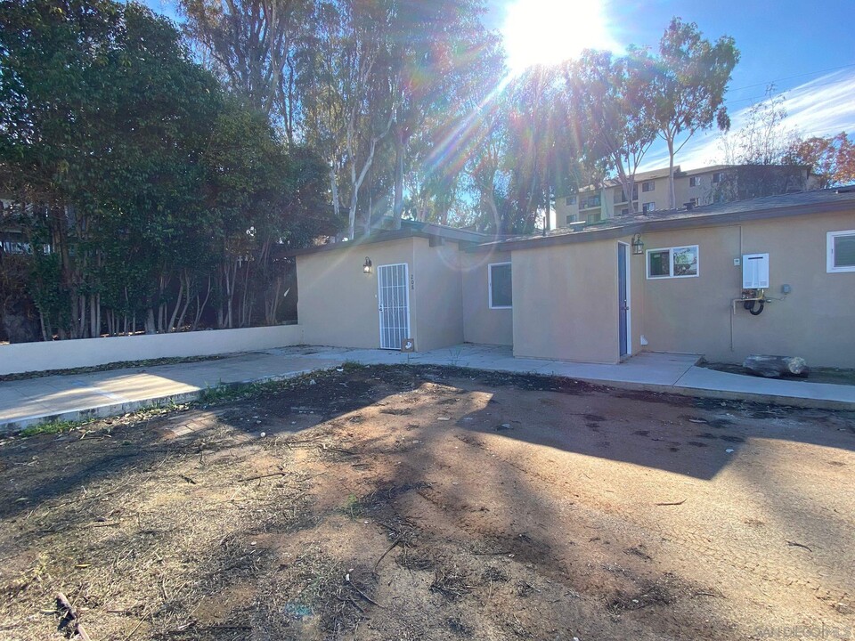 208 S Rose St in Escondido, CA - Building Photo