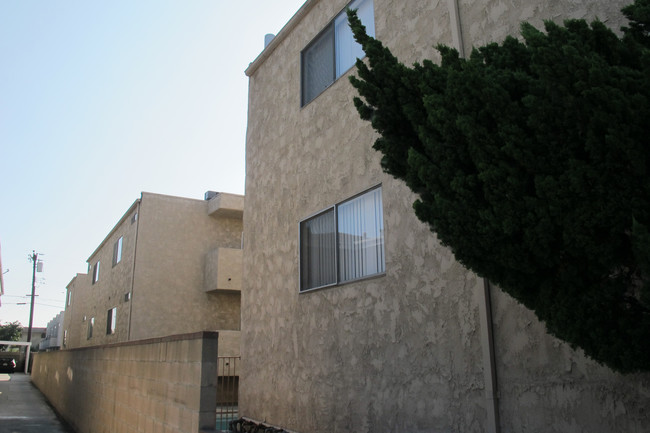 334 N Atlantic Blvd in Alhambra, CA - Foto de edificio - Building Photo