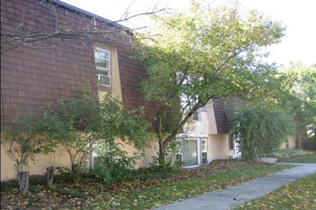 Imperial Drive Apartments in Hartland, WI - Foto de edificio