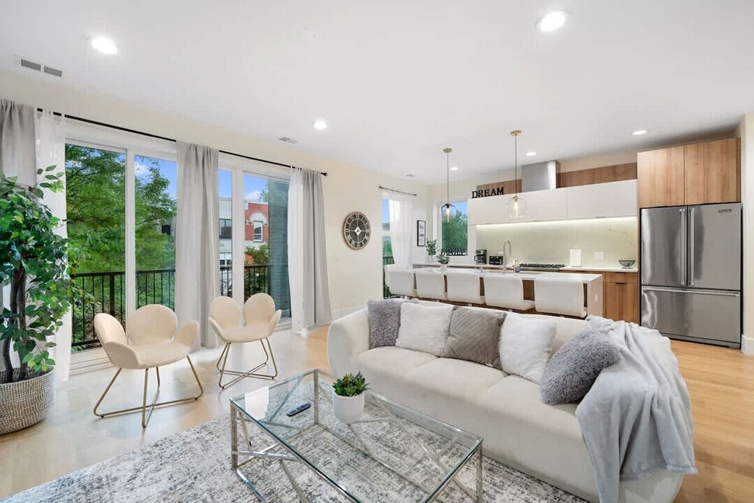 2110 W Washington Blvd, Unit SI ID1261735P in Chicago, IL - Building Photo