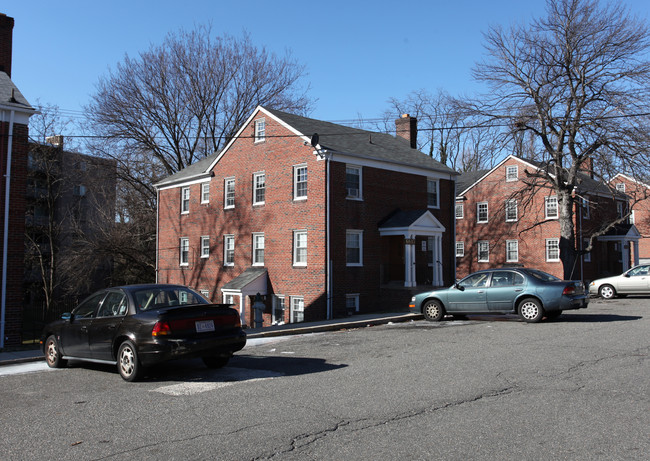 6810 Red Top Rd in Takoma Park, MD - Foto de edificio - Building Photo