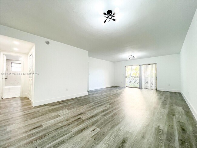 2005 Sans Souci Blvd in North Miami, FL - Building Photo - Building Photo