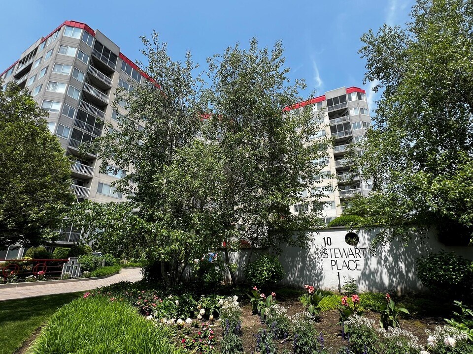 10 Stewart Pl in White Plains, NY - Building Photo
