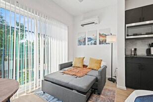 596 W 9th St, Unit SI ID1335763P in Dallas, TX - Building Photo