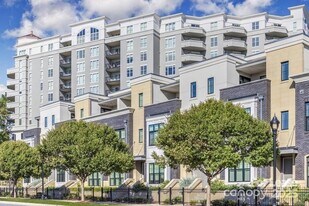 909 Camden Grandview Rd in Charlotte, NC - Building Photo