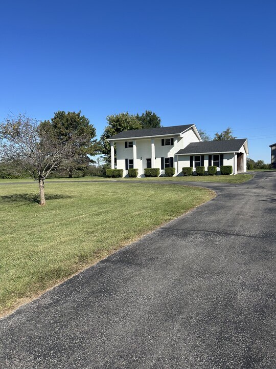2060 Lovers Ln in Hopkinsville, KY - Building Photo