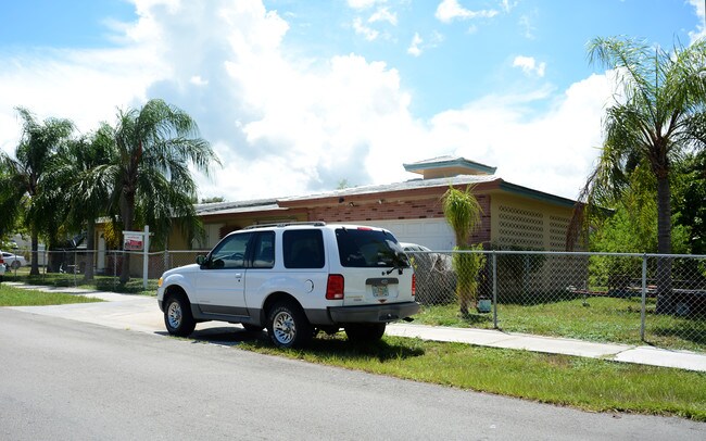 1522 24th Ave in Hollywood, FL - Building Photo - Building Photo