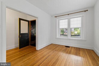 128 W Mt Pleasant Ave in Philadelphia, PA - Building Photo - Building Photo