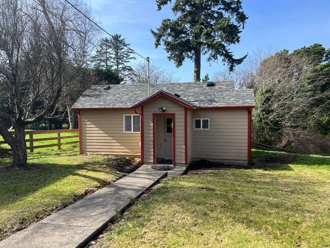 9178 NW Seal Rock St in Seal Rock, OR - Building Photo - Building Photo
