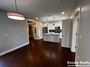 39 Harvard Way, Unit 1 in Cambridge, MA - Building Photo - Building Photo