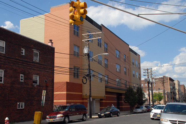 Palisade Plaza in West New York, NJ - Foto de edificio - Building Photo