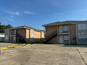 Pen Avenue Townhomes in Gonzales, LA - Building Photo - Building Photo