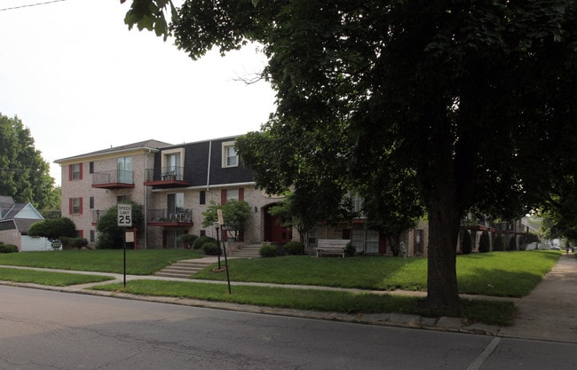 Governor's Manor Apartment in Fostoria, OH - Foto de edificio - Building Photo