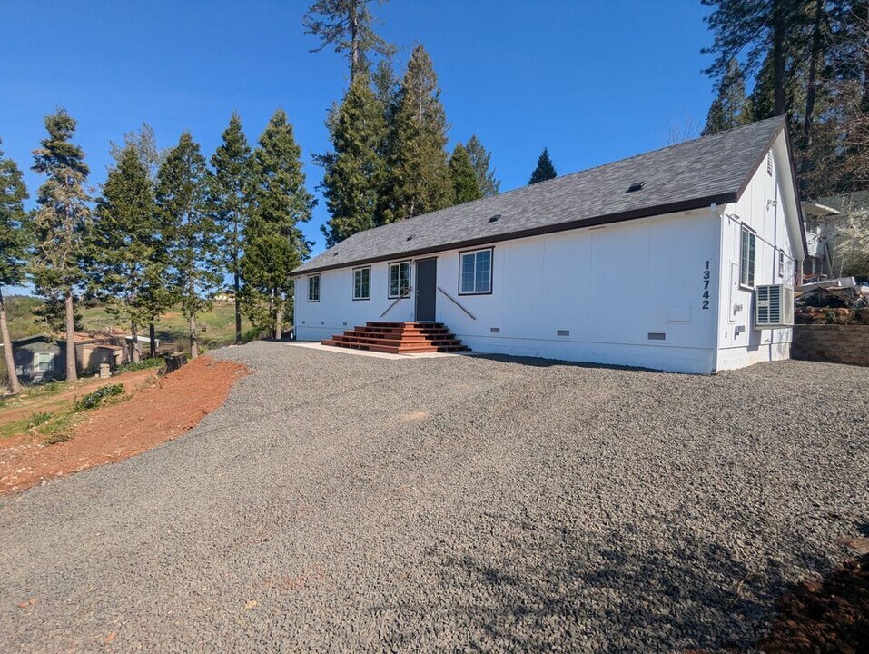 13742 Blair Ln in Magalia, CA - Building Photo