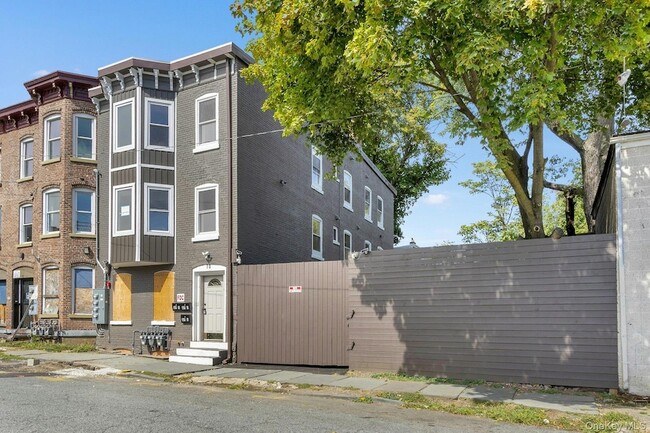 70 Van Ness St in Newburgh, NY - Foto de edificio - Building Photo