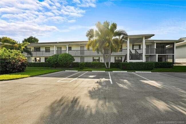 1210 SE Parkview Pl in Stuart, FL - Foto de edificio - Building Photo