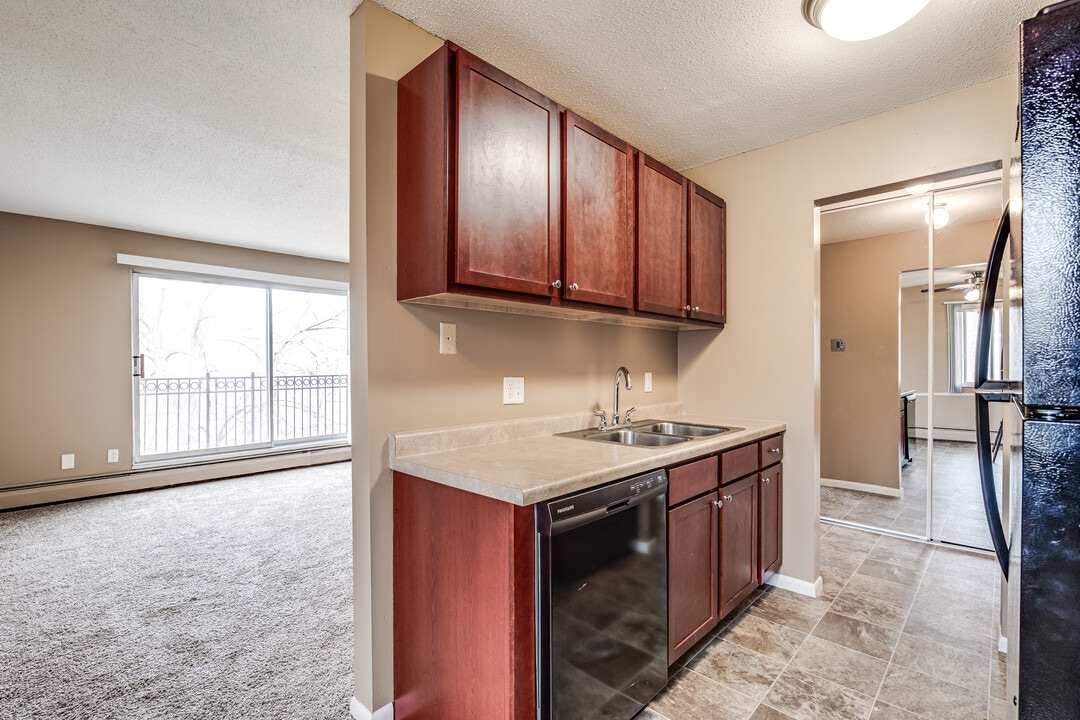 Christmas Lake Manor Apartments in Excelsior, MN - Building Photo