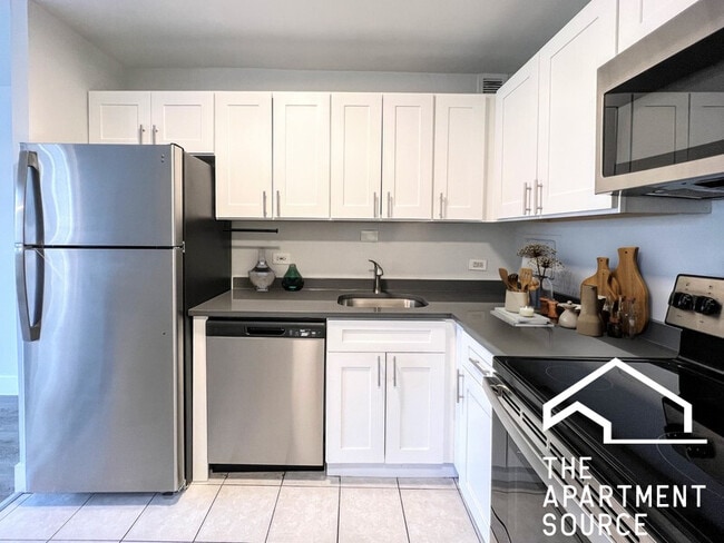 1340 N Dearborn St, Unit 08B in Chicago, IL - Building Photo - Building Photo
