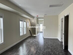 43 Wright Ave, Unit 2 in Medford, MA - Foto de edificio - Building Photo