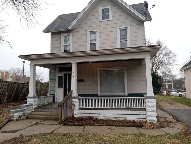 property at 625 N Court St