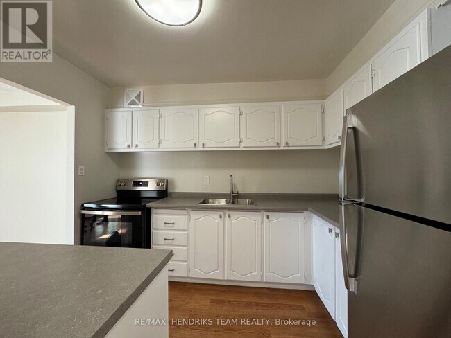 5611 Valley Wy in Niagara Falls, ON - Building Photo - Building Photo