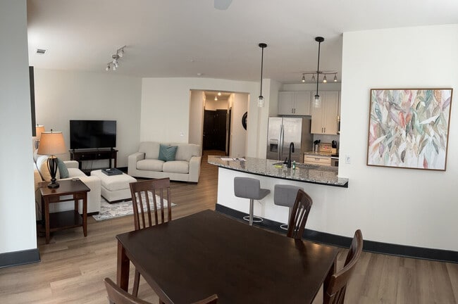 401 W Trade St in Charlotte, NC - Building Photo - Building Photo