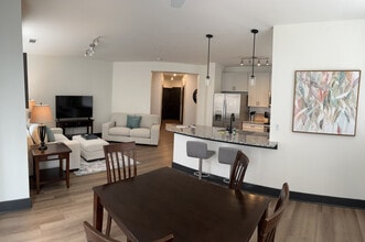 401 W Trade St in Charlotte, NC - Building Photo - Building Photo