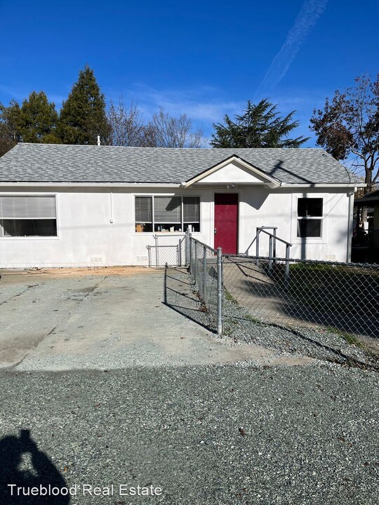 847 NE Bond St in Myrtle Creek, OR - Building Photo