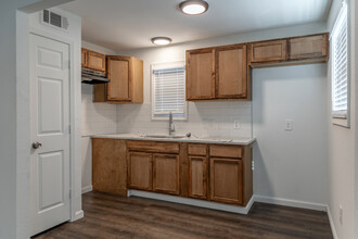 Primrose in Beaumont, TX - Building Photo - Interior Photo