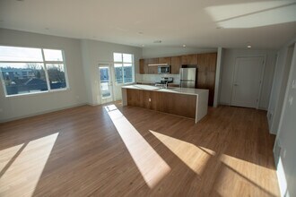 303 Edmonds St, Unit 302 in Edmonds, WA - Building Photo - Building Photo