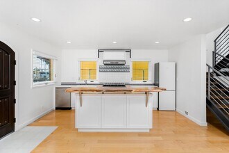913 Ocean Ave in Seal Beach, CA - Building Photo - Building Photo