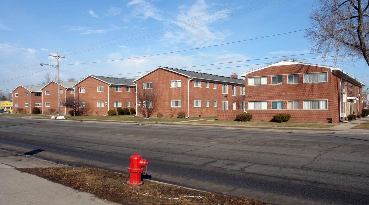 Dale Manor in Eastpointe, MI - Foto de edificio