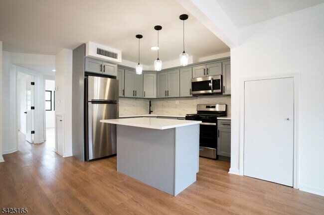 27 Alan Terrace in Jersey City, NJ - Building Photo - Building Photo