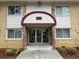 5725 Holmes Ave in Clarendon Hills, IL - Building Photo