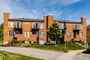 1126 Dale Rue in Laval, QC - Building Photo