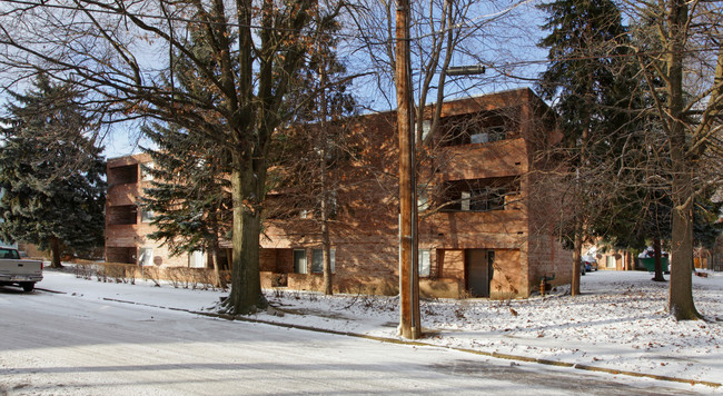 Roberta Gardens Apartments in Pittsburgh, PA - Building Photo - Building Photo