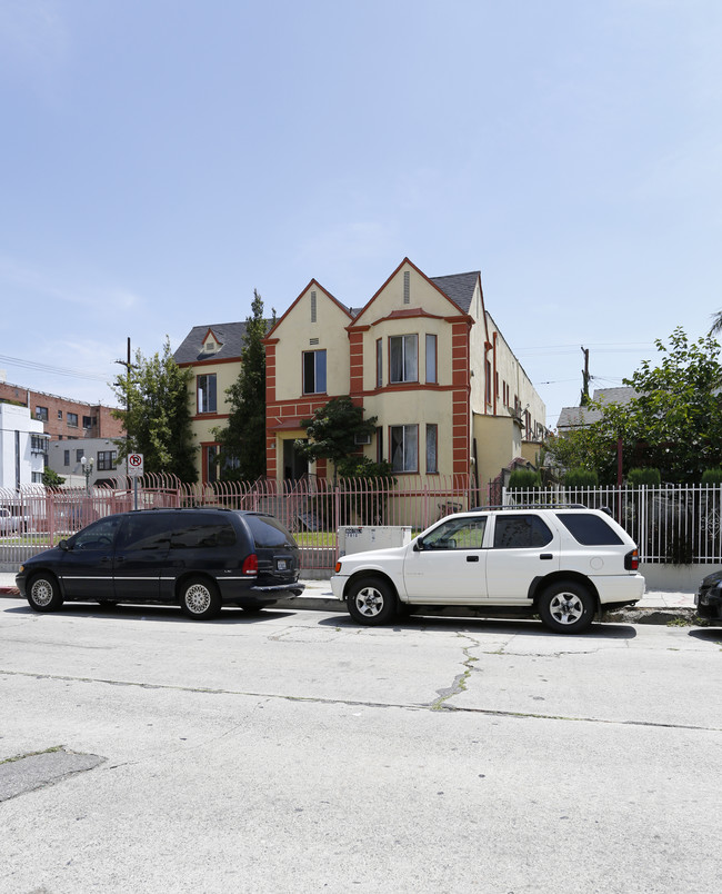 800 S Gramercy Dr in Los Angeles, CA - Foto de edificio - Building Photo