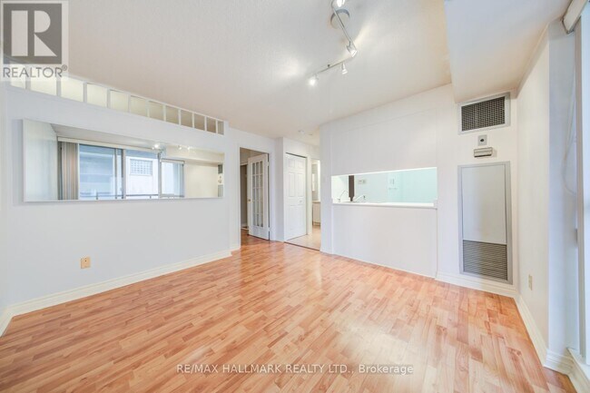 736 Bay St. in Toronto, ON - Building Photo - Building Photo