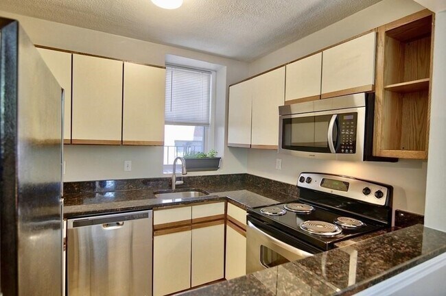 1409 Commonwealth Ave in Boston, MA - Building Photo - Building Photo