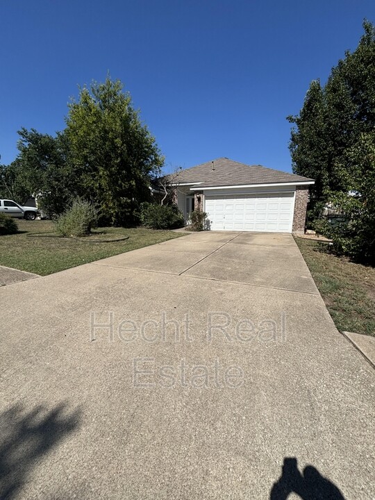 1707 Greening Way in Leander, TX - Foto de edificio