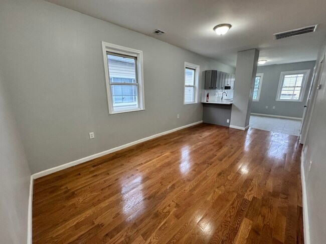 30 E 49th St in Bayonne, NJ - Building Photo - Building Photo